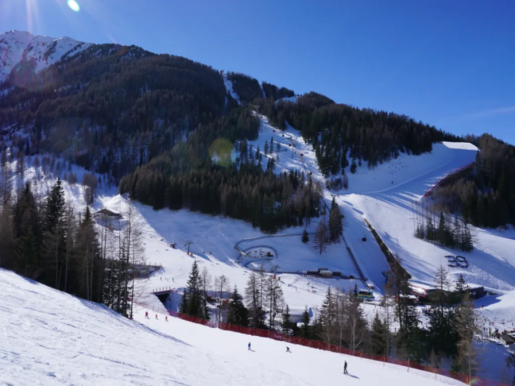 Die Zahl 39 im Schnee am gegenüberliegenden Hang.